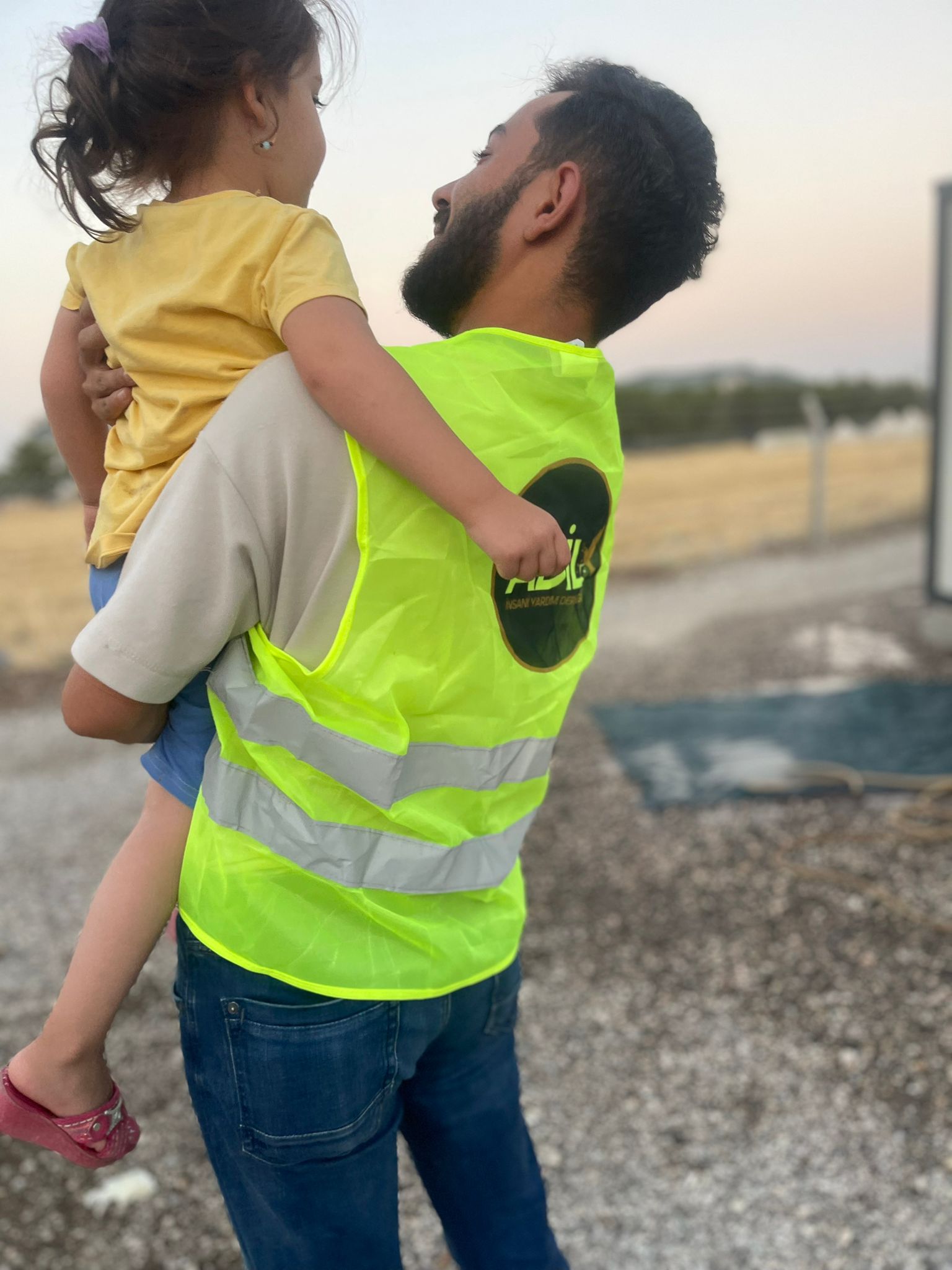 Depremzedelerimizin yanında olsuk.